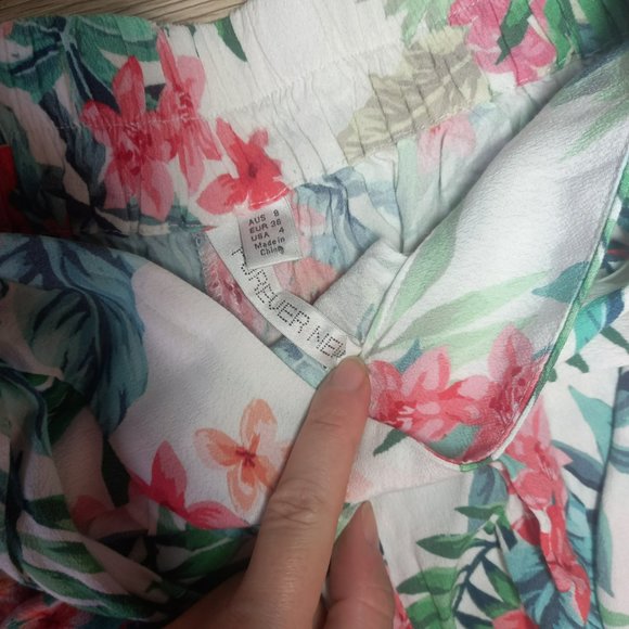 Forever New floral lightweight shorts with tie belt elasticated waist (Size 8) - Picture 3 of 4